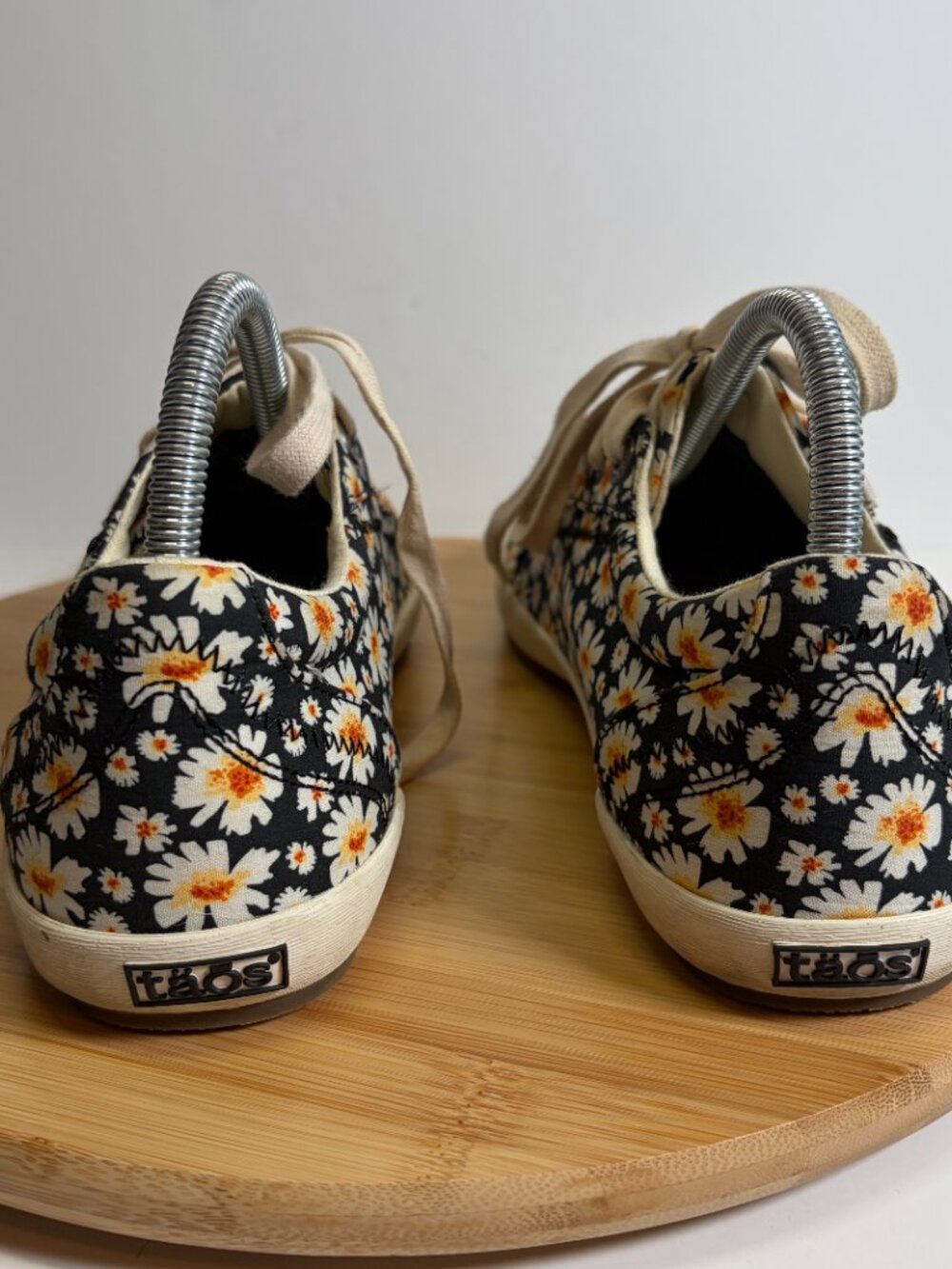 Taos Women 9 White Daisy Floral Star Sneaker Low Profile Lace Up Casual Boho - Picture 3 of 9